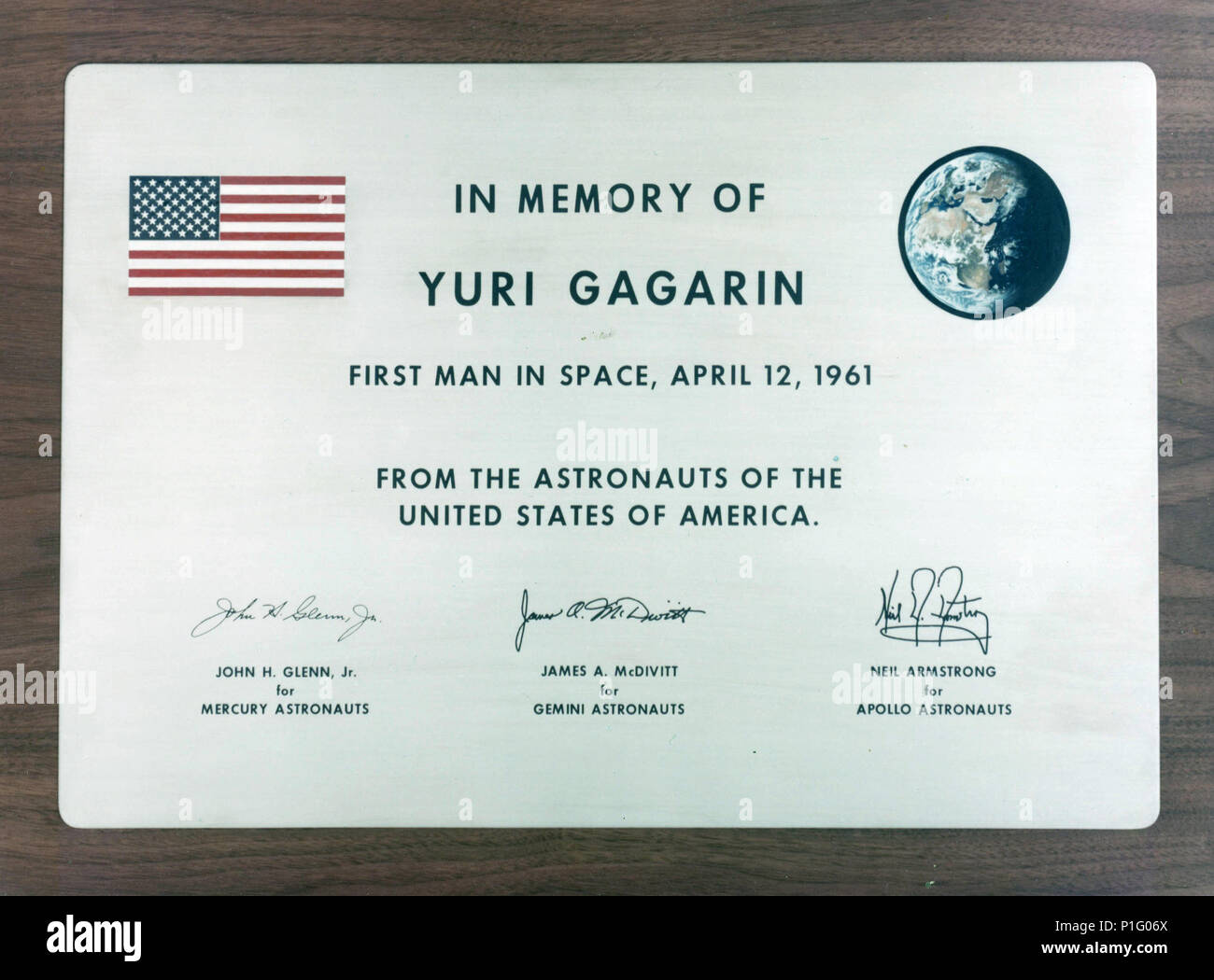 Dr. George M. Niedrig, der Administrator der NASA, vorgelegt der UDSSR am 21. Januar 1971 eine Gedenktafel in Erinnerung an den sowjetischen Kosmonauten Juri Gagarin, der erste Flug in den Weltraum am 12. April 1961. Stockfoto