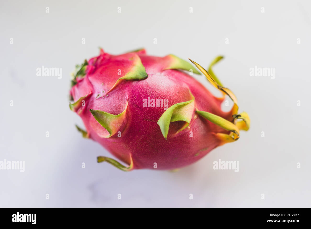 Isolierte Drachenfrucht auf Marmor Stockfoto