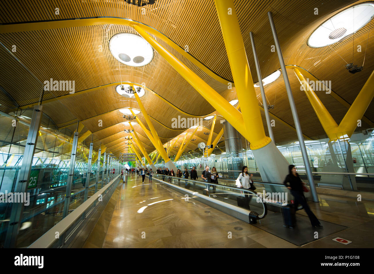 Reisende auf dem modernen Flughafen Madrid, Madrid, Spanien Stockfoto