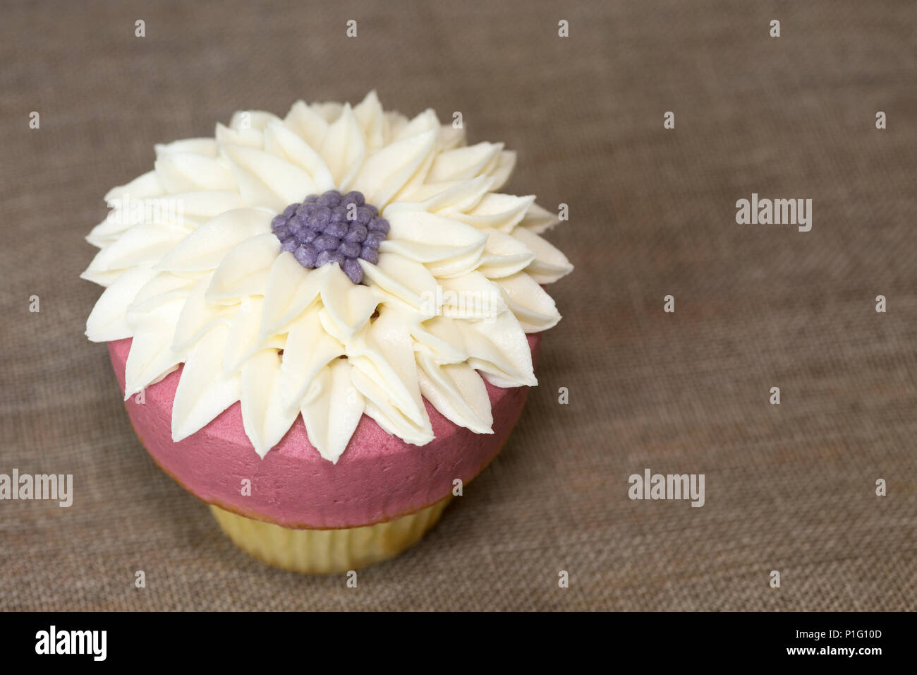 Cupcake mit Blumenmuster Stockfoto