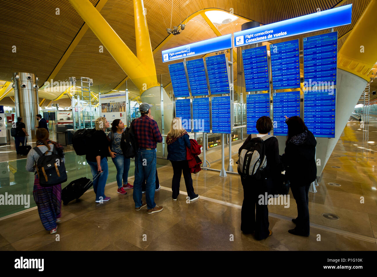 Reisende auf dem modernen Flughafen Madrid, Madrid, Spanien Stockfoto
