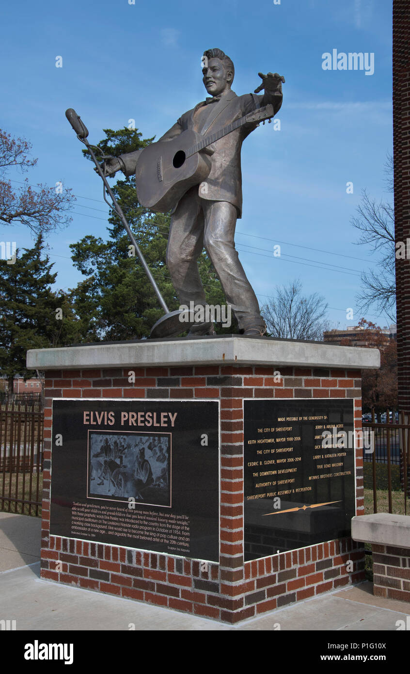 SHREVEPORT, LA, USA-DEC. 18, 2016: eine Statue von Elvis Presley, der seinen Anfang hier erhielt, an der Shreveport, La Municipal Auditorium. Stockfoto