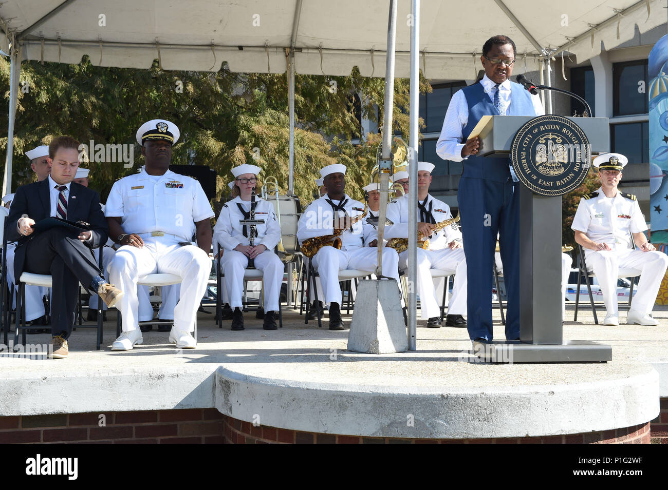 161031-N-OH 194-041 BATON ROUGE, La (Okt. 2010) 31, 2016) Mayor-President Melvin "Kip" Holden, liefert einführenden Bemerkungen während einer Kickoff Zeremonie für Baton Rouge Marine Woche. Holden gleichzeitig dient als Präsident des Louisiana East Baton grobe Pfarrei und Bürgermeister der Stadt Baton Rouge. Baton Rouge ist eine der wählen Sie Städte, die 2016 Marine Woche, eine Woche für die U.S. Navy Bewusstsein durch lokale Öffentlichkeitsarbeit gewidmet, Dienst an der Gemeinschaft und Ausstellungen zu veranstalten. (U.S. Marine Foto von Petty Officer 1st Class Grant S. Ammon/Freigegeben) Stockfoto