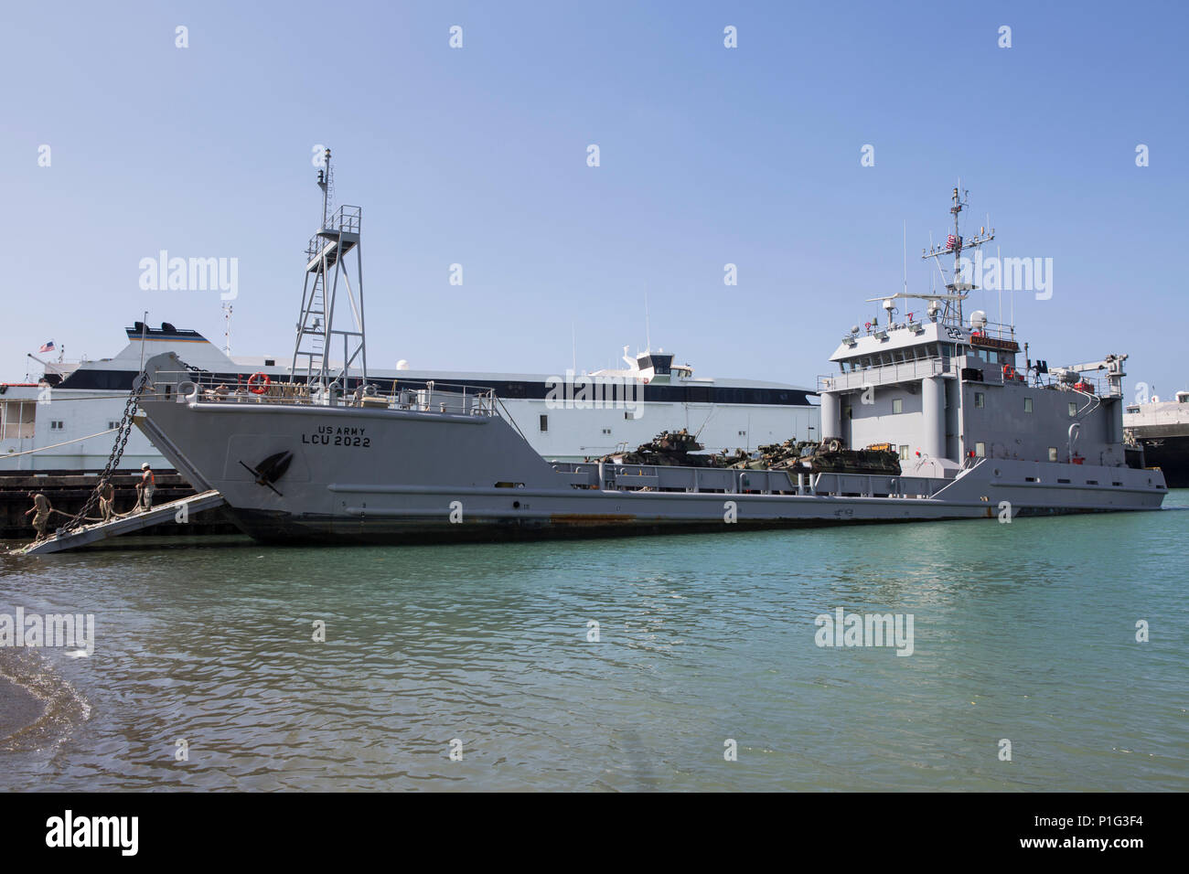 Us-service Mitglieder der USAV Harpers Ferry, Runnymede-Klasse große Landing Craft, am Hafen Naha, Okinawa, Japan begeben Sie sich während der Blauen Chromit 2017, 31. Oktober 2016. Blau Chromit ist eine in den USA - nur Übung, die die Navy-Marine Corps expeditionary, Amphibischen schnelle Reaktionsfähigkeit in Okinawa und die größere Indo-Asia-Pazifik-Region stärkt. (U.S. Marine Corps Foto von MCIPAC bekämpfen Kamera Lance Cpl. Tiana Boyd) Stockfoto