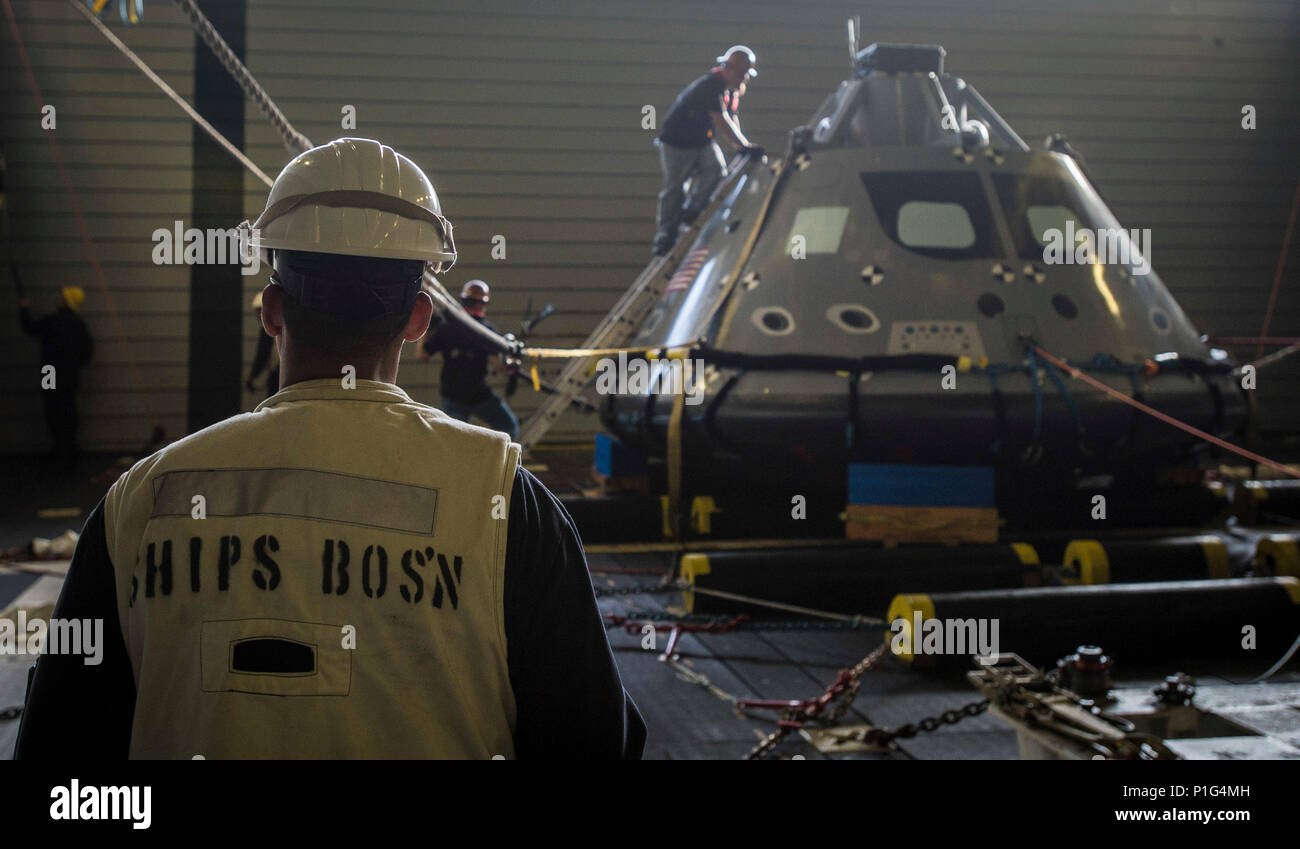 U.S. Navy Chief Warrant Officer 4 Kelvin Dooley, des Schiffes bos'n an Bord der amphibious Transport dock USS San Diego LPD (22), prüft das Schiff gut Deck vor dem Abschleppen Operationen mit der NASA Orion Programm 27.10.2016. USS San Diego führt derzeit Verwertungsverfahren mit der NASA Orion Programm; sie sind ein neues abschleppen Technik unter Verwendung von NASA und Naval Technology mit dem Ziel der Reduzierung von Manning und Erhöhung der Sicherheit. (U.S. Marine bekämpfen Kamera Foto von Petty Officer 1st Class Torrey W. Lee) Stockfoto