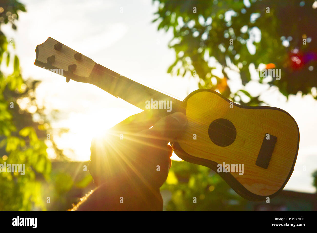 Die Musiker, die Gitarre im Himmel bei Sonnenuntergang. Erfolg Konzept Stockfoto