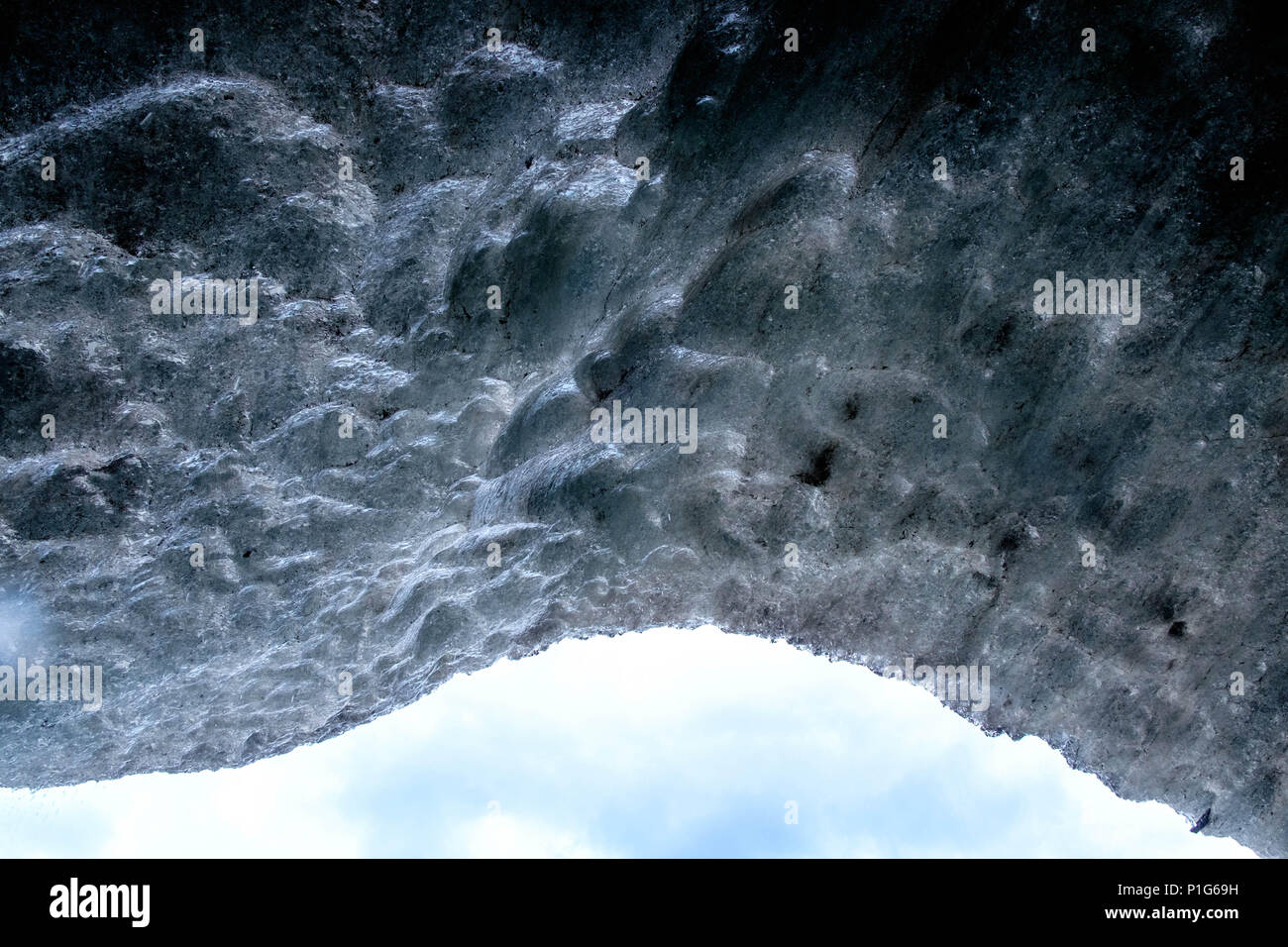 „Decke“ einer Eishöhle an der Laguna de los Témpanos in der Nähe von Ushaia, Feuerland. Stockfoto