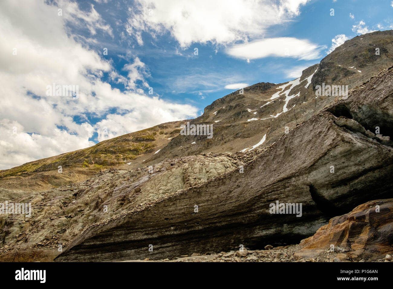 Eine kleine Höhle zeigt sich in der Nähe der Laguna de los Témpanos, eine atemberaubende Bergsee in der Nähe von Ushuaia, die südlichste Stadt der Welt. Stockfoto