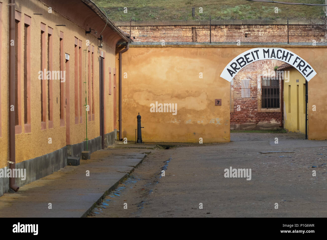 Terezin (Theresienstadt) Konzentrationslager mit Arbeit macht frei Schild am Eingang und Zellen. Stockfoto