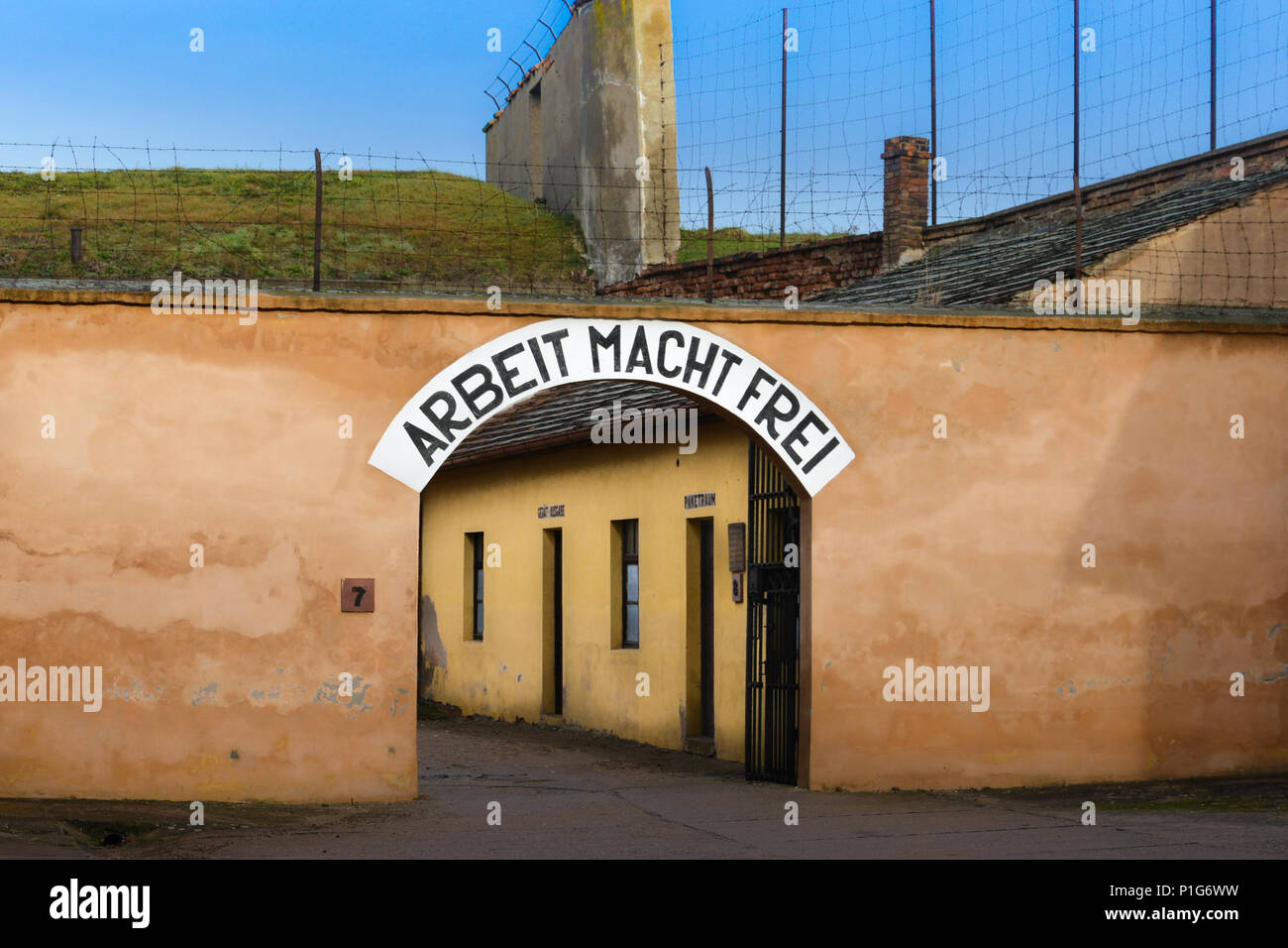 Terezin (Theresienstadt) Konzentrationslager mit Arbeit macht frei Schild am Eingang. Stockfoto