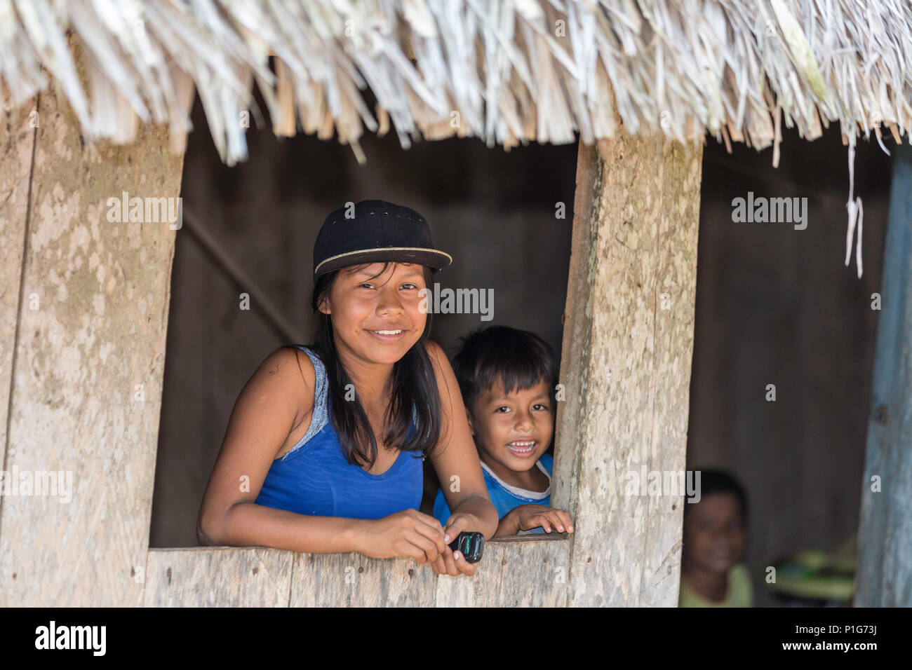 Mädchen und Jungen in San Francisco Dorf, Obere Amazon River Basin, Loreto, Peru Stockfoto