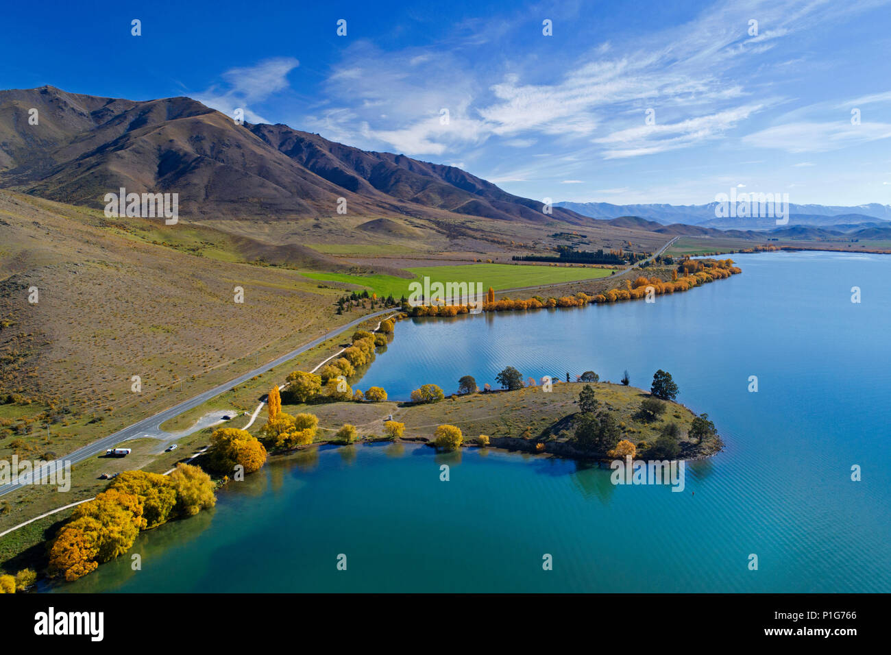 Autobahn und Alpen 2 Ocean Cycle Trail, und Lake Benmore, Waitaki Valley, North Otago, Südinsel, Neuseeland - drone Antenne Stockfoto