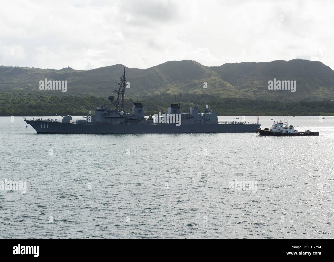161101-N-ZK 021-100 - GUAM (Nov. 1, 2016) Die japanischen Schiff (JS) Ohnami (DD 111) Abfahrt Apra Harbor in scharfen Schwert 2017 zu beteiligen. Scharfes Schwert 17 ist ein gemeinsames und bilateralen Bereich Training (Ftx) zwischen US-amerikanischen und japanischen Truppen bedeutete die Bereitschaft und die Interoperabilität im Rahmen des U.S.-Japan Alliance zu erhöhen. (U.S. Marine Foto von Petty Officer First Class Nardel Gervacio/Freigegeben) Stockfoto