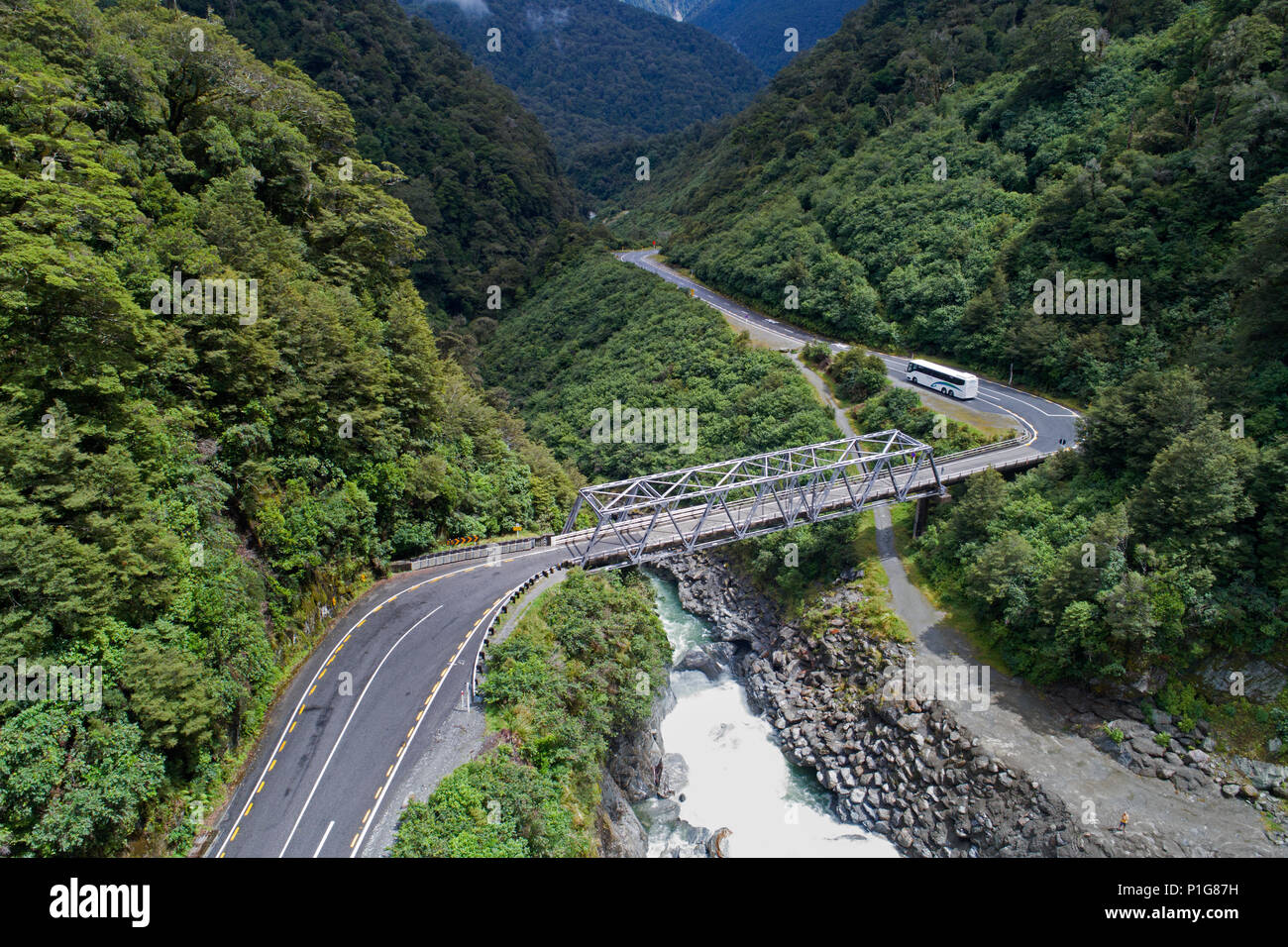 Tore von Haast, Haast Pass, Mt Aspiring National Park, West Coast, South Island, Neuseeland - drone Antenne Stockfoto