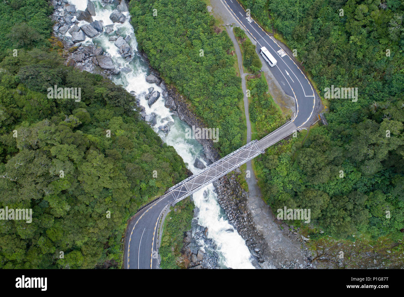 Tore von Haast, Haast Pass, Mt Aspiring National Park, West Coast, South Island, Neuseeland - drone Antenne Stockfoto