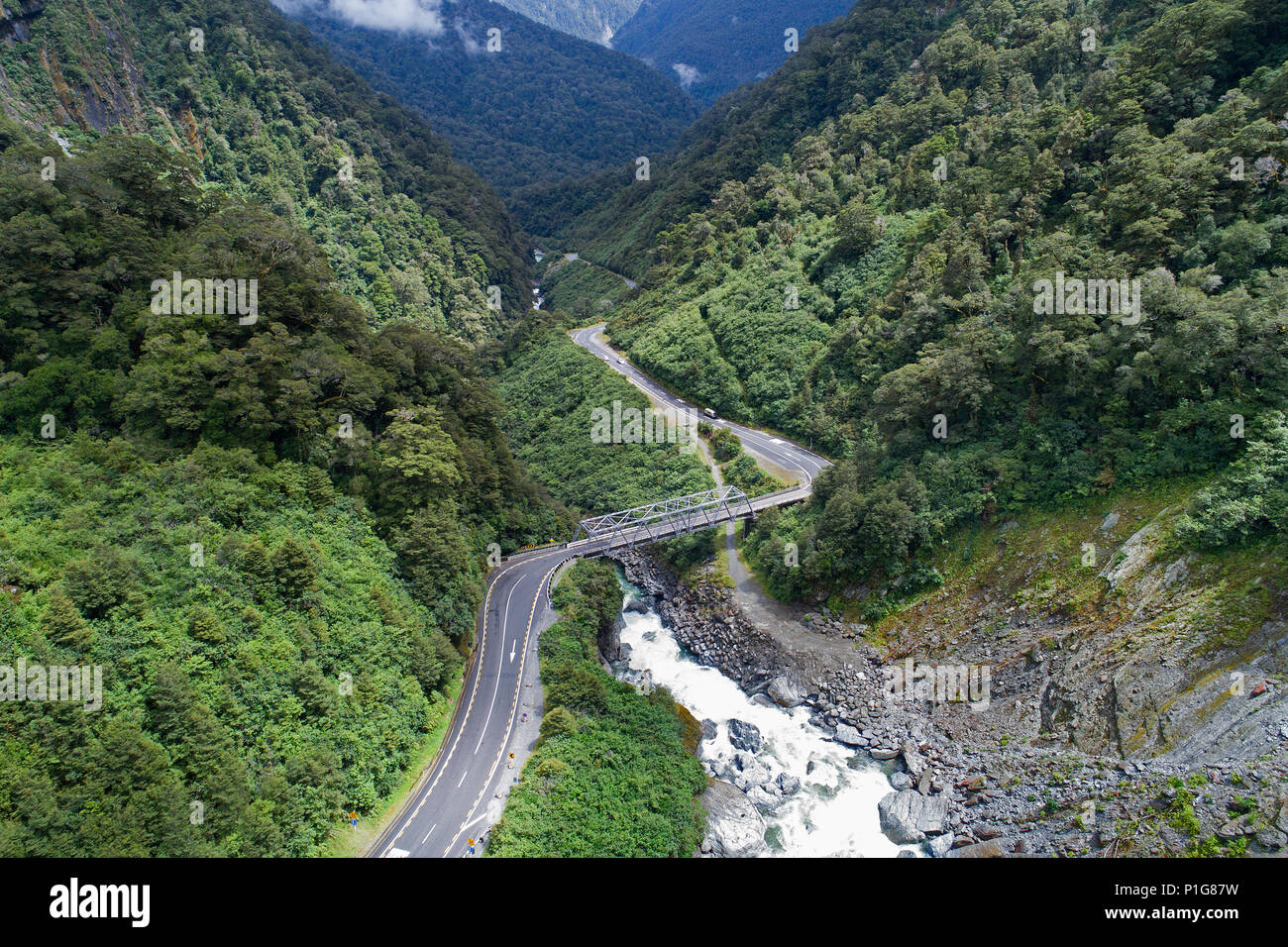 Tore von Haast, Haast Pass, Mt Aspiring National Park, West Coast, South Island, Neuseeland - drone Antenne Stockfoto