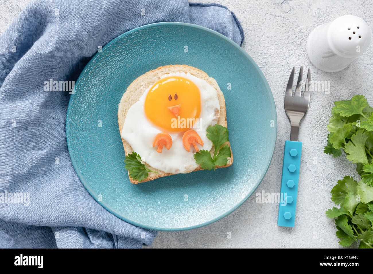 Kreative Küche kunst Frühstück Idee für Kinder. Huhn geformte Toast auf einem blauen Platte, Mahlzeit für die Kinder. Kinder Frühstück, Ansicht von oben Stockfoto