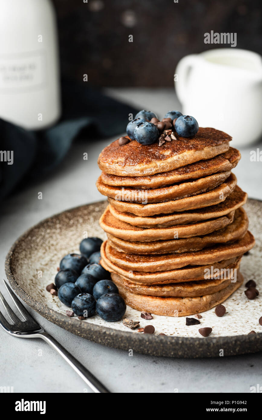 Pfannkuchen mit Buchweizen und Hafer. Gesunde vegane Pfannkuchen. Schokolade Pfannkuchen mit Heidelbeeren. Detailansicht, selektiver Fokus Stockfoto