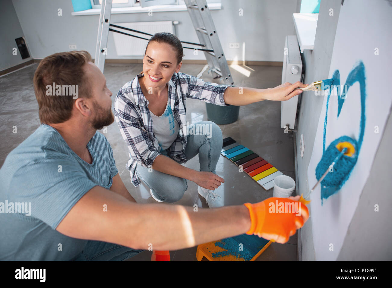 Inhalt liebevolle Frau malen ein Herz für ihren Mann Stockfoto