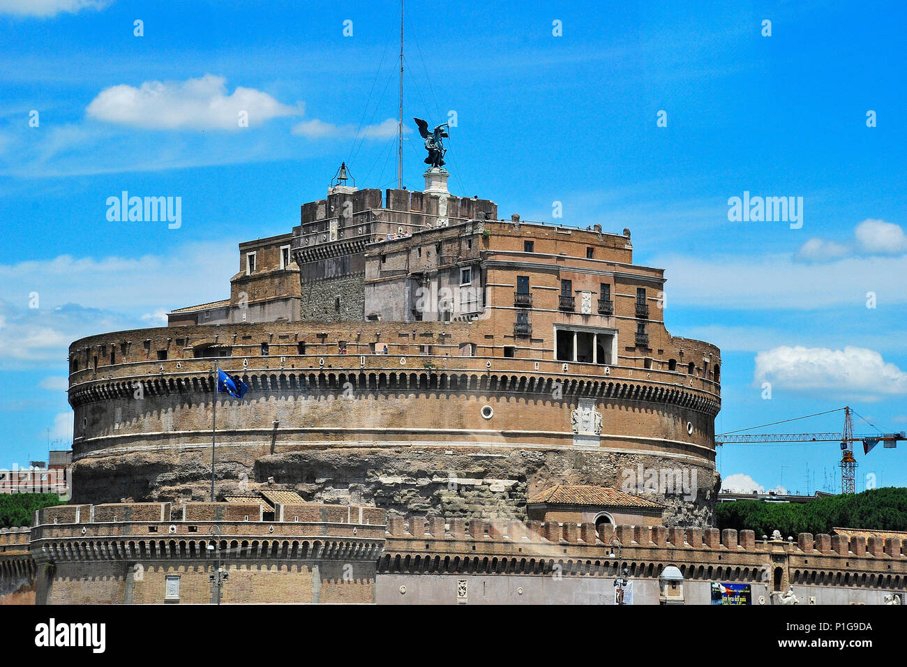 Das Mausoleum von Hadrian, normalerweise bekannt als Castel Sant' Angelo, ist ein majestätisches zylindrisches Gebäude in Parco Adriano, Rom, Italien, Europa Stockfoto