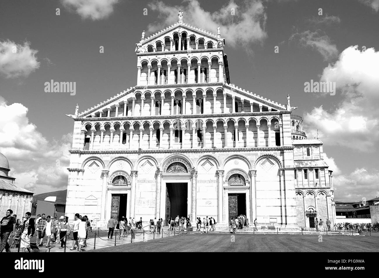 Die Kathedrale von Pisa befindet sich im Schiefen Turm des Komplexes von Pisa, weltweit bekannt für ihre unbeabsichtigte Neigung, Provinz Pisa, Italien, Europa Stockfoto