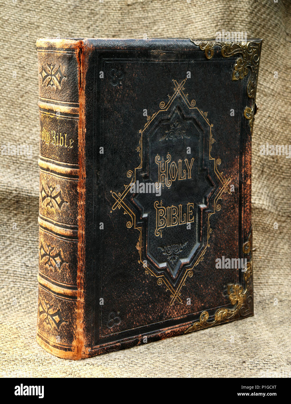 Alte Leder gebunden Bibel mit Messing Verschönerungen Stockfoto