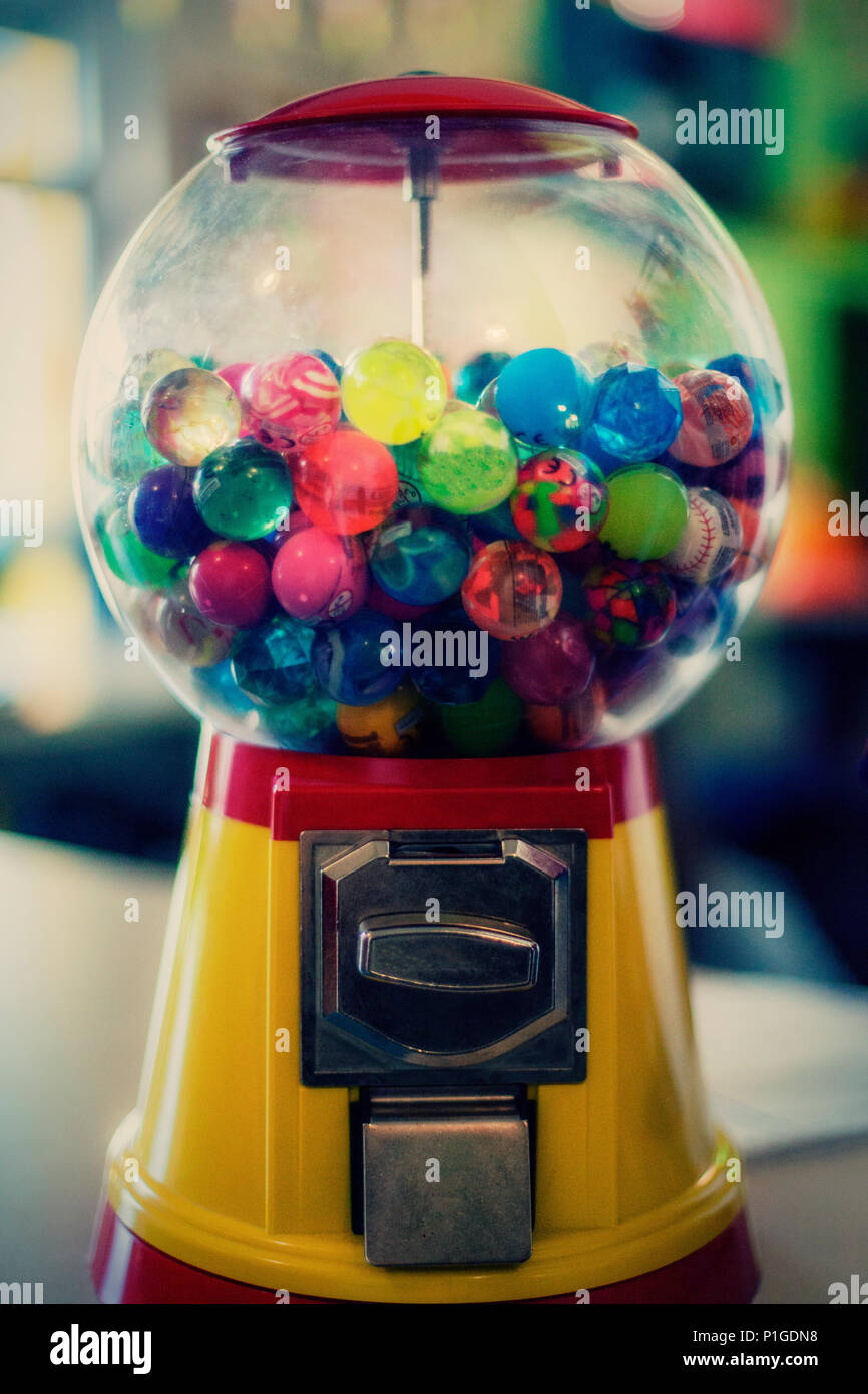 Ein Spender von Spielzeug (Automaten), voller Gummibälle. Retro Vintage erschossen. Stockfoto