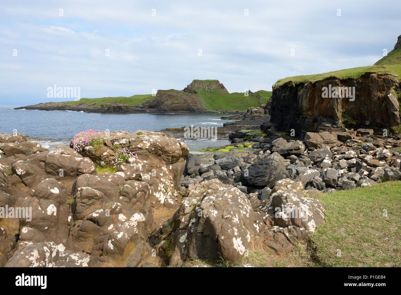 Brother's Point (Rubha nam Brathairean), wo Dinosaurier-Fußabdrücke auf dem östlichsten Punkt von Trotternish, Skye, Schottland, Großbritannien gefunden wurden Stockfoto