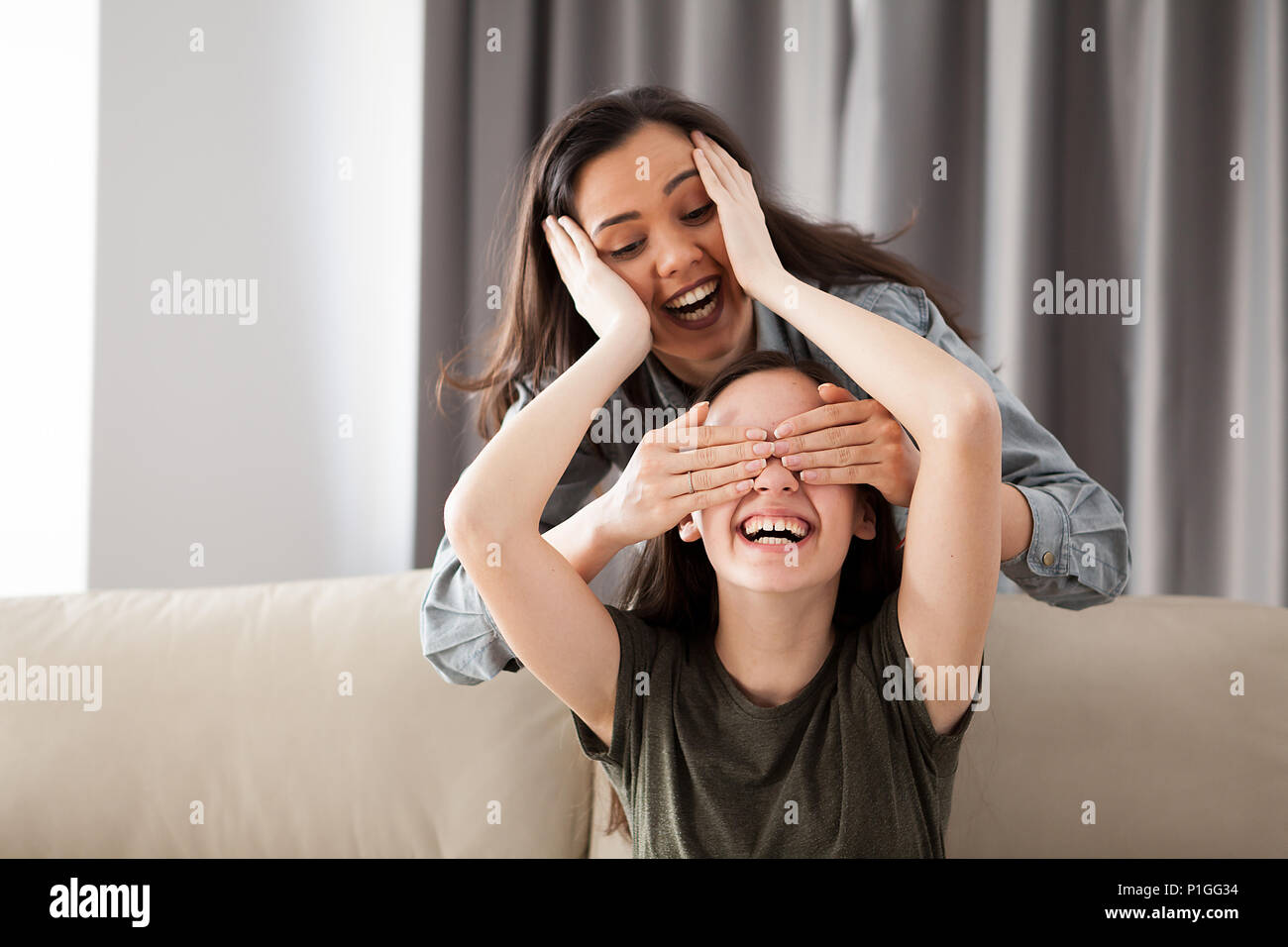 Zwei Freundinnen spielen Verstecken und Suchen Stockfoto