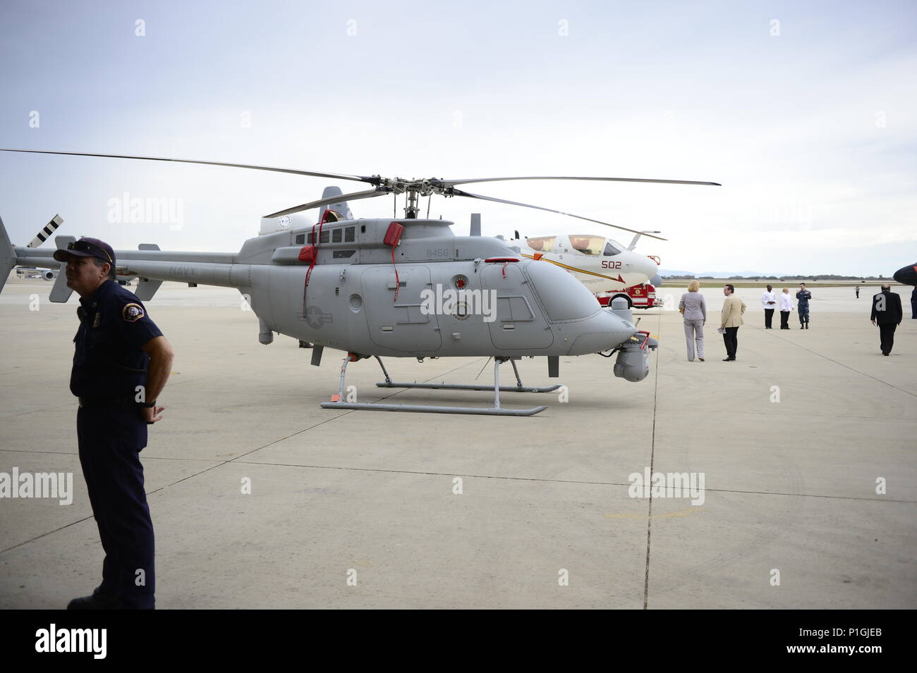 161027-N-UG 232-0121 NAVAL BASE VENTURA COUNTY POINT MUGU, Calif.-Fahrzeuge auf Anzeige an der Zeremonie der Naval Air Warfare Center Waffen Division zum Gedenken an 70 Jahre raketentests am Point Mugu Okt. 27 an Bord Naval Base Ventura County Point Mugu, Calif NAWCWD, die Einrichtungen in China Lake und Point Mugu, Calif gehalten, führt das gesamte Spektrum von Waffen und Krieg Systeme Forschung, Entwicklung, Beschaffung, Test und Bewertung und ist ein führender Anbieter von innovativen, integrierten und dominierenden warfighting Auswirkungen für unsere Marine, Gelenk- und Koalitionstruppen. (U.S. Marine Foto von Martin W Stockfoto