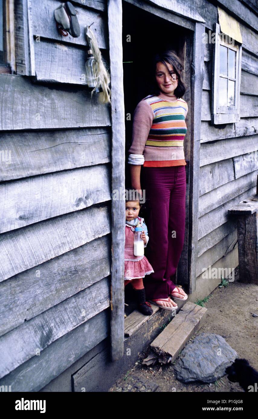 Madre e hija Frente humilde Cabaña cerca de Pucón. Stockfoto