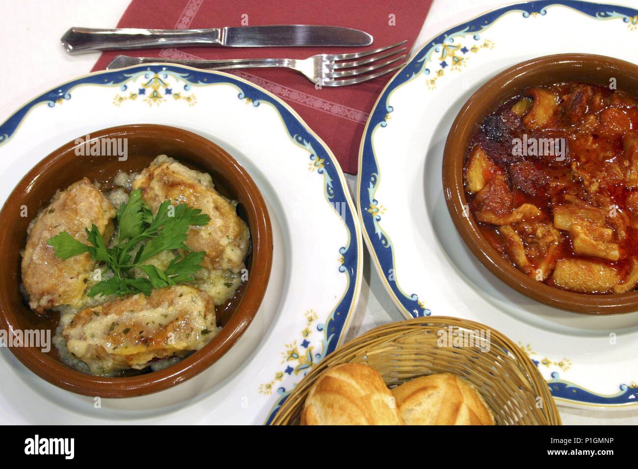 Logroño: Restaurante "El Burladero"; bodegón de pimientos rellenos con carne y Callos. Stockfoto