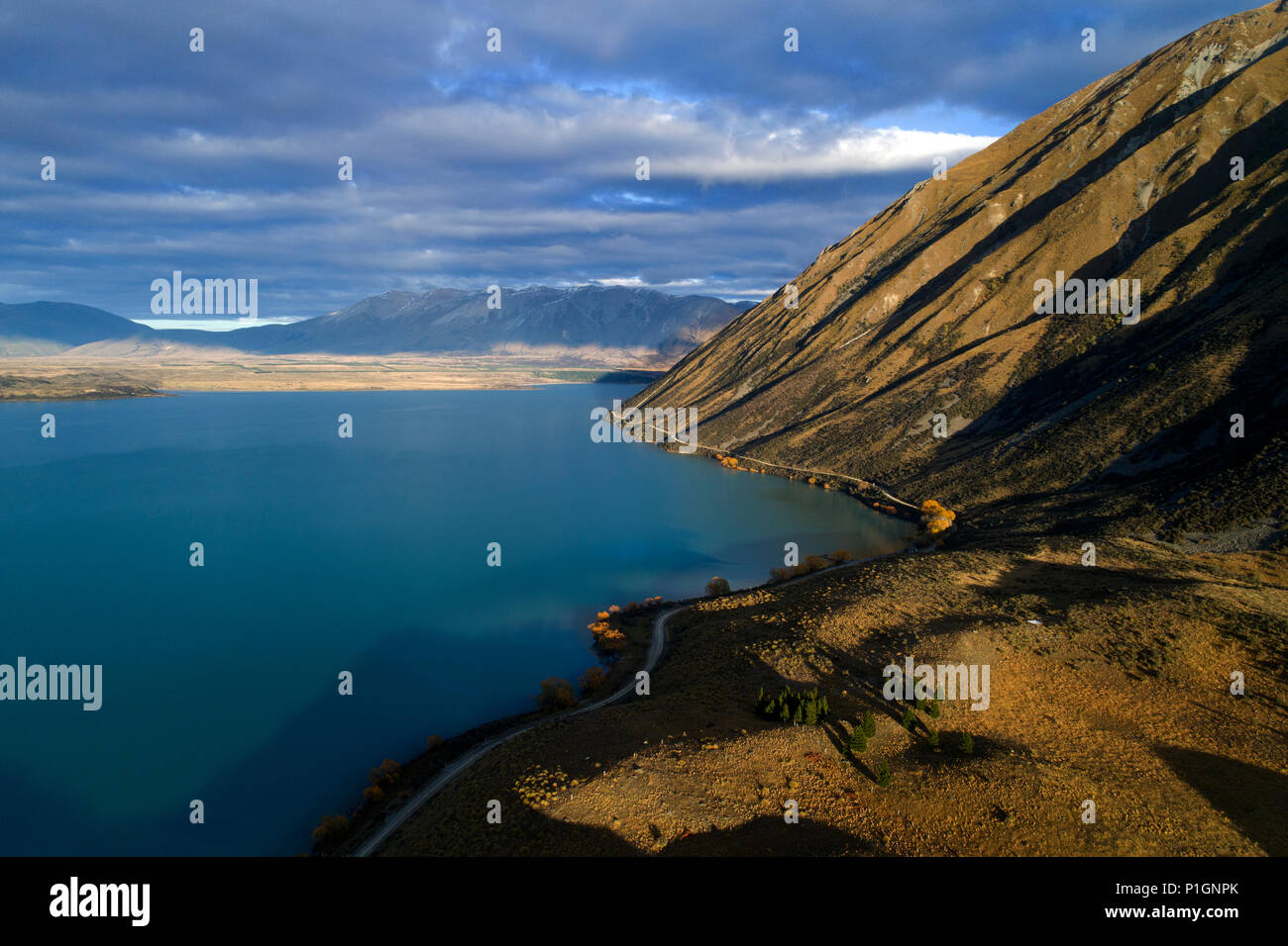 Lake Ohau, Glen Lyon Straße, und Ben Ohau, Mackenzie Country, Canterbury, Südinsel, Neuseeland - drone Antenne Stockfoto