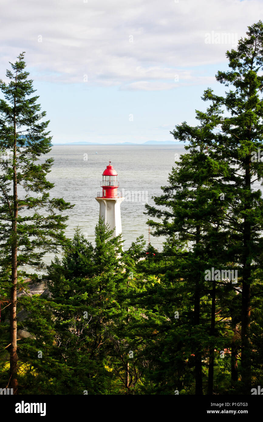 Die historische Point Atkinson Leuchtturm wurde 1914 mit Blick auf die Burrard Inlet in West Vancouver, Kanada gebaut. Es ist sowohl ein Weltkulturerbe und ein N Stockfoto