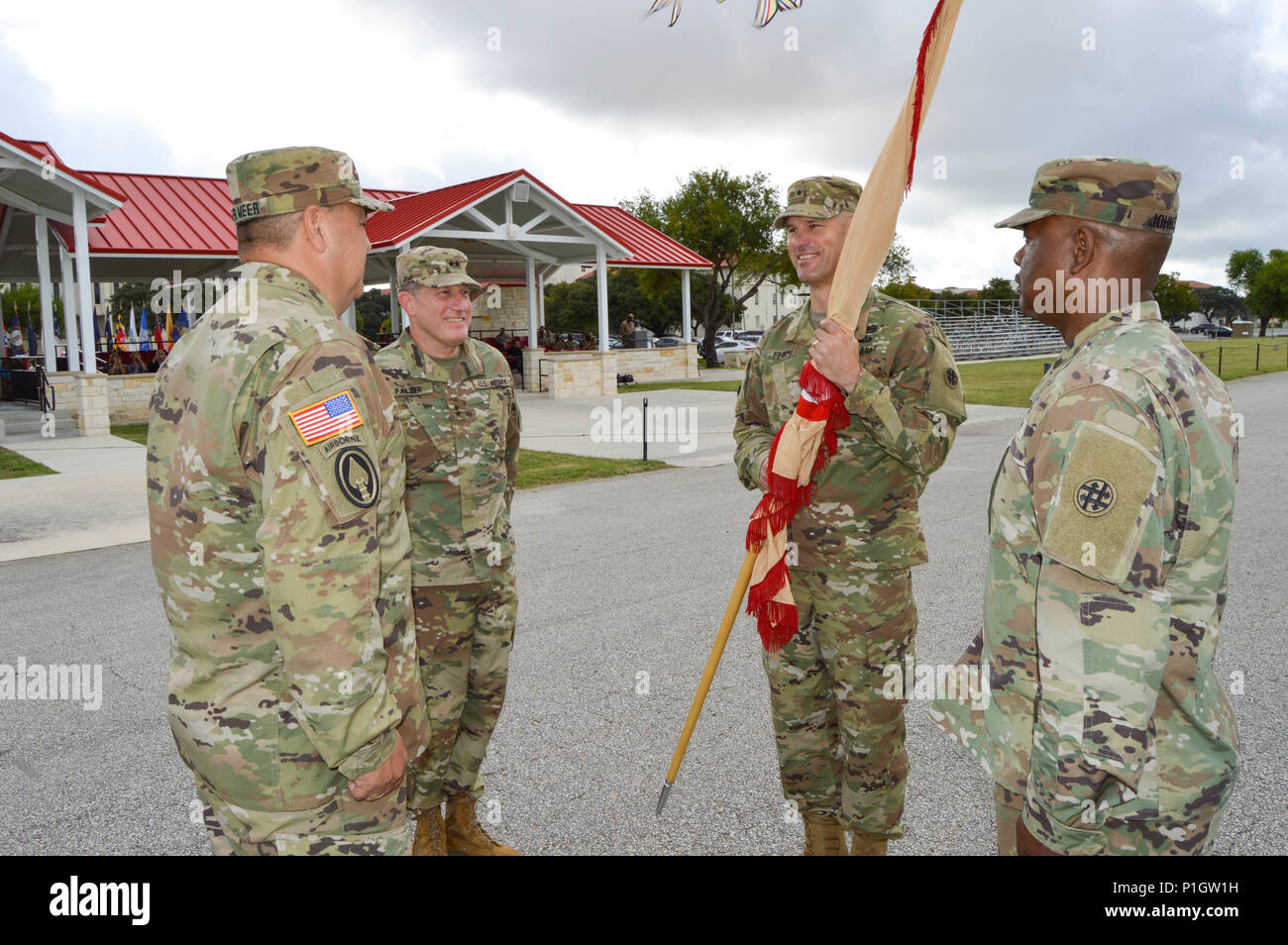 Brig. Gen Alex Fink, die eingehenden Commander für die 4 Sustainment Command (Auslandseinsätze), hält die Farben der Einheit während einer Änderung des Befehls Zeremonie am Fort Sam Houston, Texas, am 15. Oktober 2016. Generalmajor Mark Palzer, die 79 Erhaltung unterstützt den Befehl kommandierenden General; Kol. Herman Ter Meer, der scheidende Kommandant; und Command Sgt. Maj. Larry D. Johnson nahm mit Brig. Gen Fink in einem traditionellen Weitergabe der Einheit als Teil der Zeremonie. (U.S. Armee Foto von SPC. Eddie Serra) Stockfoto