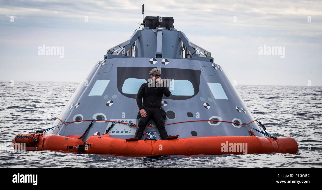 Petty Officer 2nd class Sean Golden, eine Marine Diver zur Beseitigung von Explosivstoffen Mobile Unit 3 und Mobile Tauch- und Bergungsgesellschaft 3-1 zugeordnet, bereitet zum Abschleppen ein erklärender - Prüfung Artikel, die die NASA-Orion Programm, amphibious Transport dock USS San Diego LPD (22) Okt. 28, 2016. USS San Diego führt derzeit Verwertungsverfahren mit der NASA Orion Programm; sie sind ein neues abschleppen Technik unter Verwendung von NASA und Naval Technology mit dem Ziel der Reduzierung von Manning und Erhöhung der Sicherheit. (U.S. Marine bekämpfen Kamera Foto von Petty Officer 1st Class Torrey W. Lee) Stockfoto