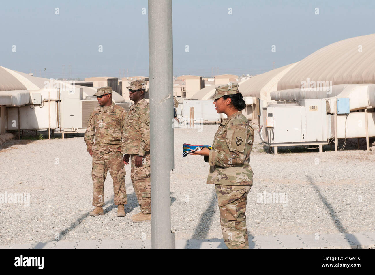 KUWAIT - das New York State Flag wird im Camp Arifjan, Kuwait am Okt. 31, 2-16 Als 369. Der New York Army National Guard Sustainment Brigade Kommando Mission der Logistik im gesamten Nahen Osten. (U.S. Army National Guard Foto von Sgt. Jeremy Bratt) Stockfoto