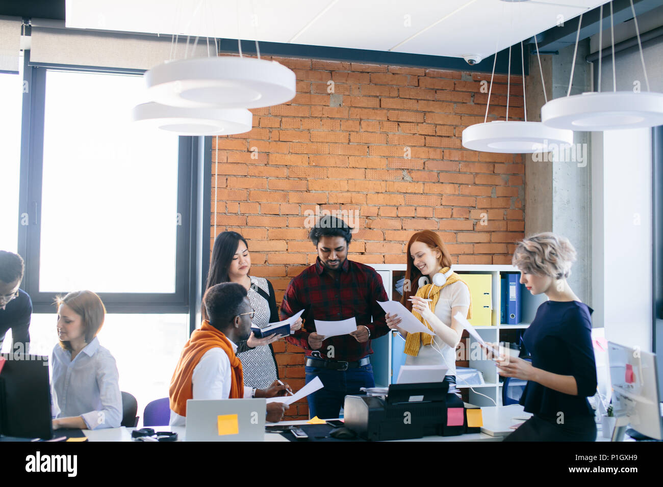 Aktive Arbeiterinnen aus verschiedenen Ländern betrachten die Dokumente