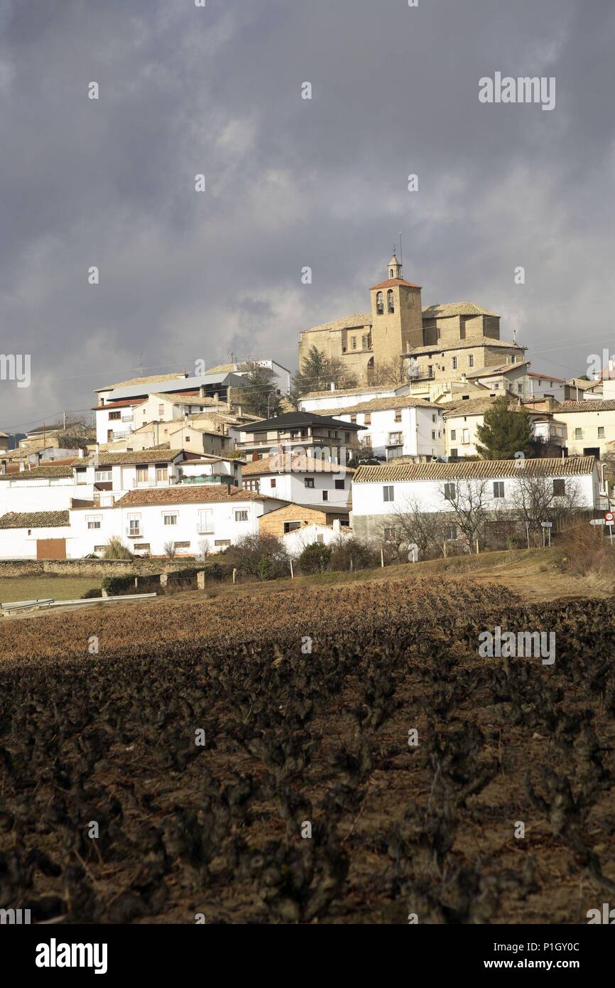 Spanien - Tafalla (Kreis) - NAVARRA. Sada; Vista de viñedos, Pueblo e Iglesia de San Vicente. Stockfoto