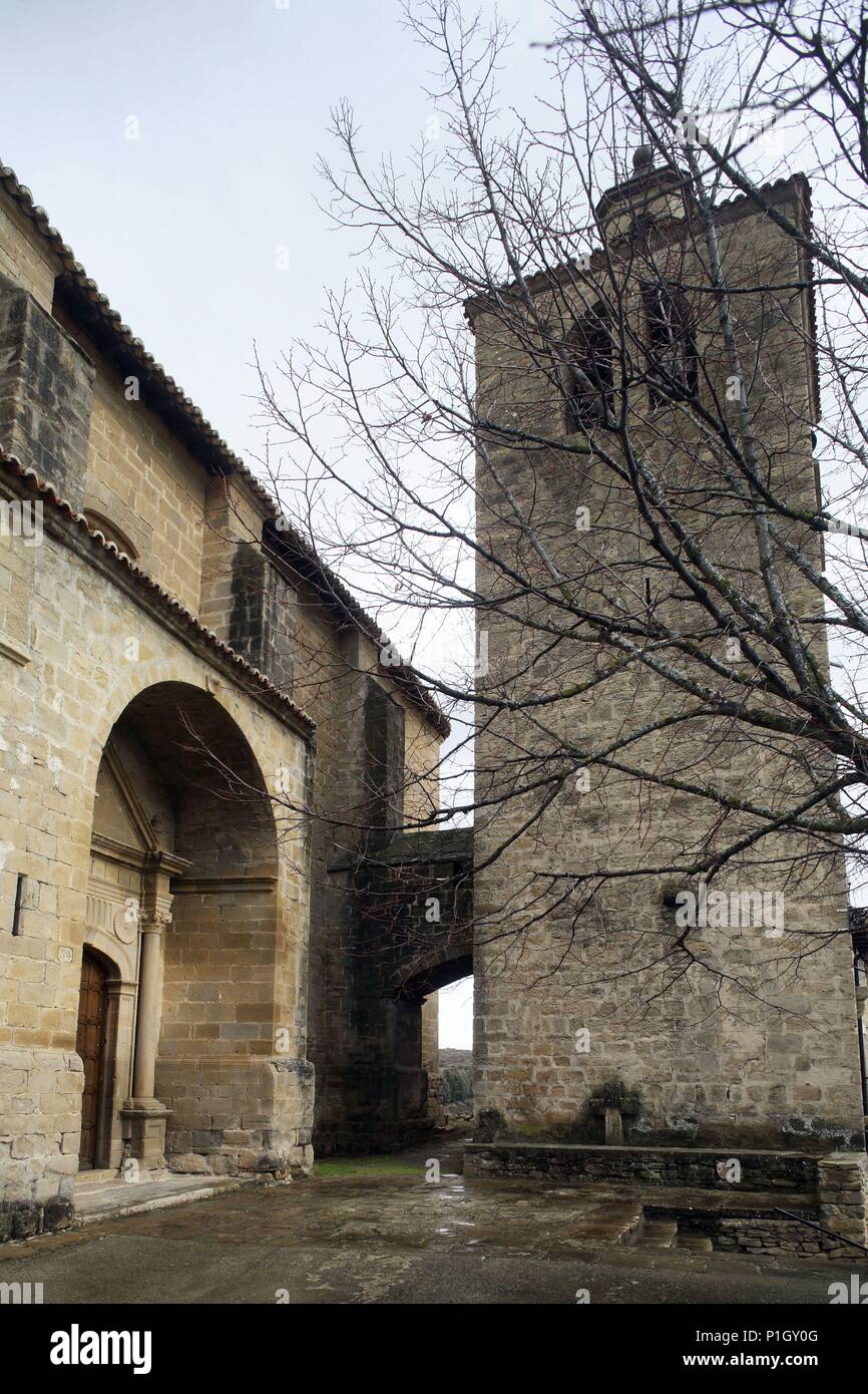 Spanien - Tafalla (Kreis) - NAVARRA. Sada; Iglesia de San Vicente con Campanario. Stockfoto