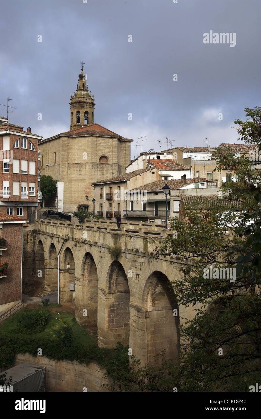 Spanien - LA RIOJA Rioja Media (Kreis). Cenicero; Puente e Iglesia de San Martín. Stockfoto