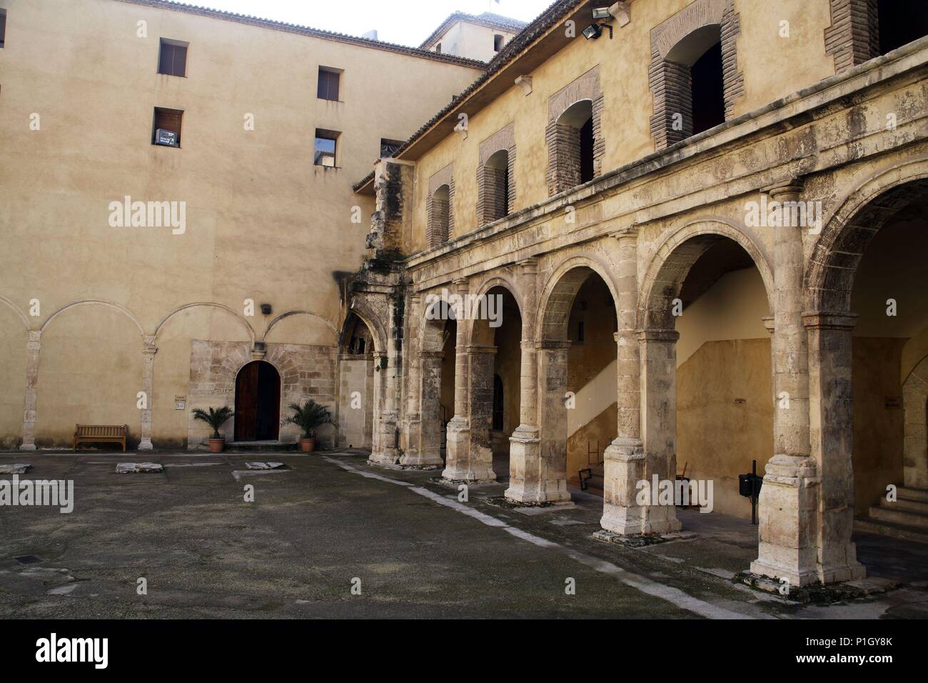 Spanien - Valencia autonome Region - El Comptat (Kreis) - Alicante. Cocentaina; Palacio Condal/Palau Comptal: Terrasse Innenbereich renacentista. Stockfoto