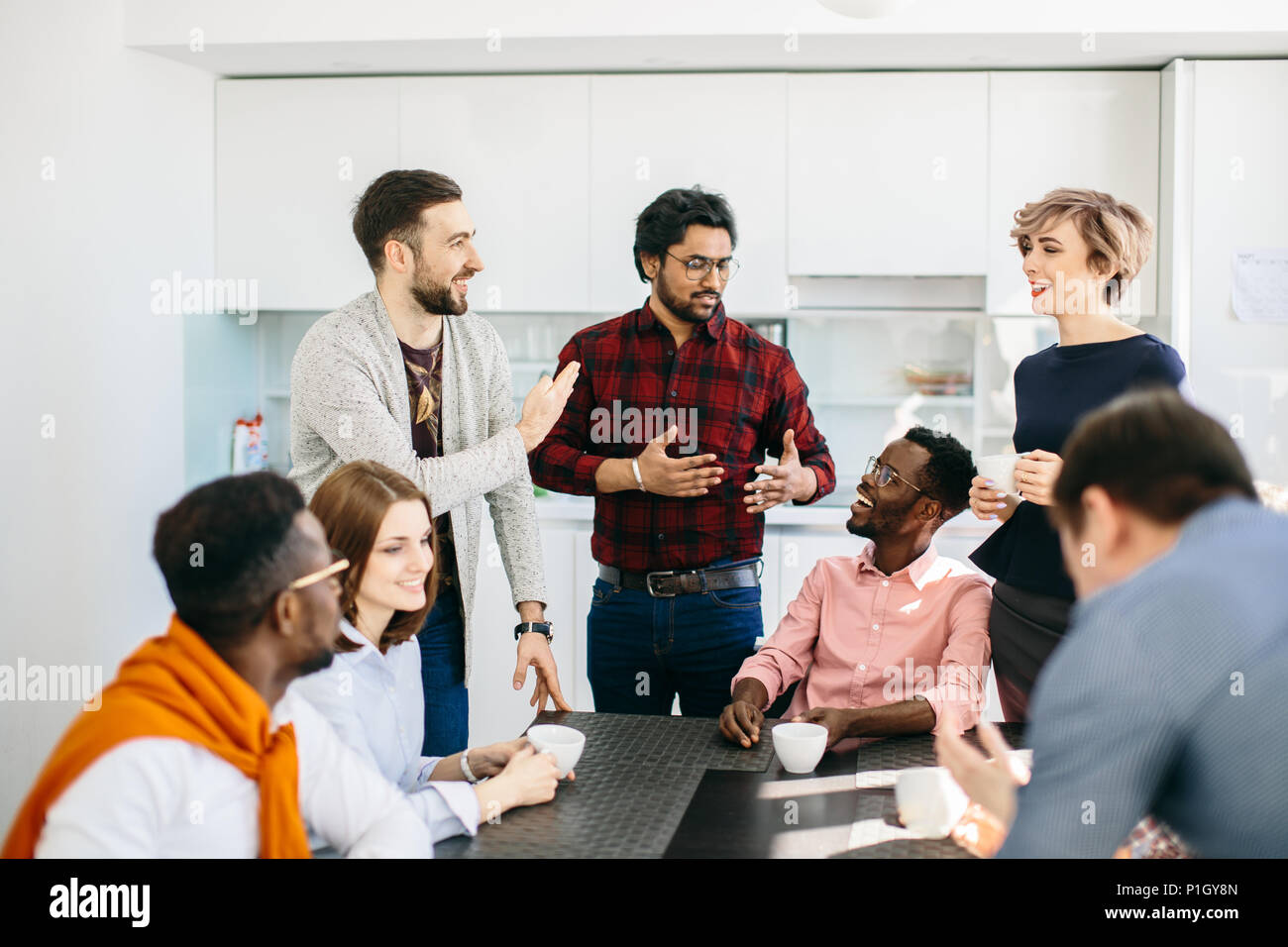 Geschäft Leute Spaß in der Küche mit moderner Inneneinrichtung Stockfoto