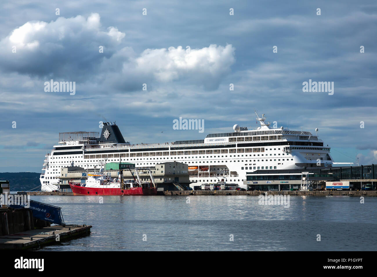 Kreuzfahrtschiff 'MSC ARMONIA" in Bergen, Norwegen Kreuzfahrt Terminal. Stockfoto