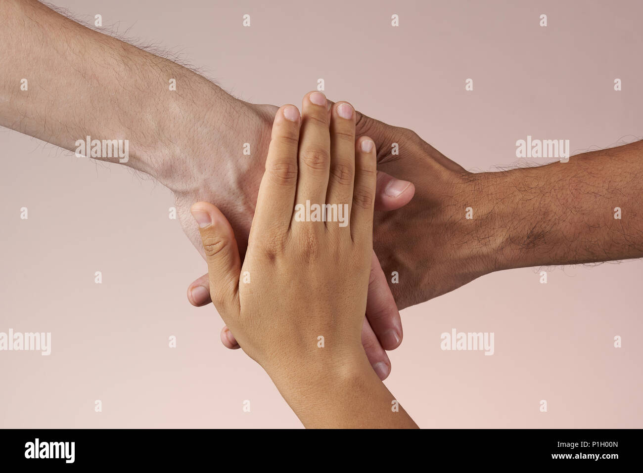 Die Hände zusammen, als Union. Teamarbeit und Einheit Konzept. Stockfoto