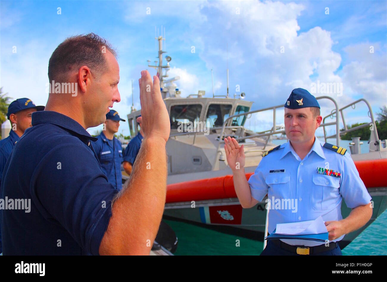 Naval Base Guam Okt 2010 31 2016 Us Kustenwache Offizier Lt Clifton Graham Rechts Verwaltet Den