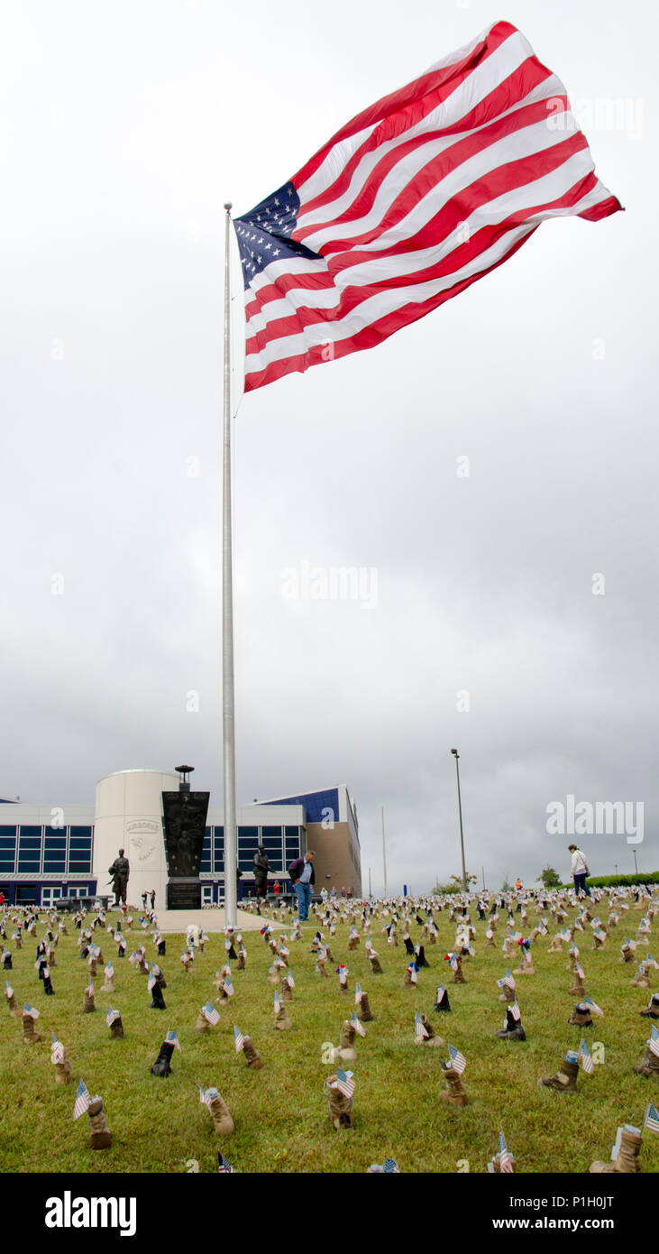 (Foto: Leejay Lockhart, Fort Campbell Courier) Mehr als 7.000 dekoriert Stiefel auf dem Rasen der Luftlandedivision Hauptquartier Okt. 1, 2016 ruhte, während das 9. jährliche "Laufen für die Gefallenen", die Teil der militärischen Survivor Anerkennung Woche. Die Läufer waren in der Lage, die Stiefel im Vorfeld ansehen und wurden ersucht, den "Stiefel auf dem Boden' angezeigt, danach auf Tour. Jedes Boot ist eine gefallene service Mitglied seit Sept. 11, 2001. Stockfoto