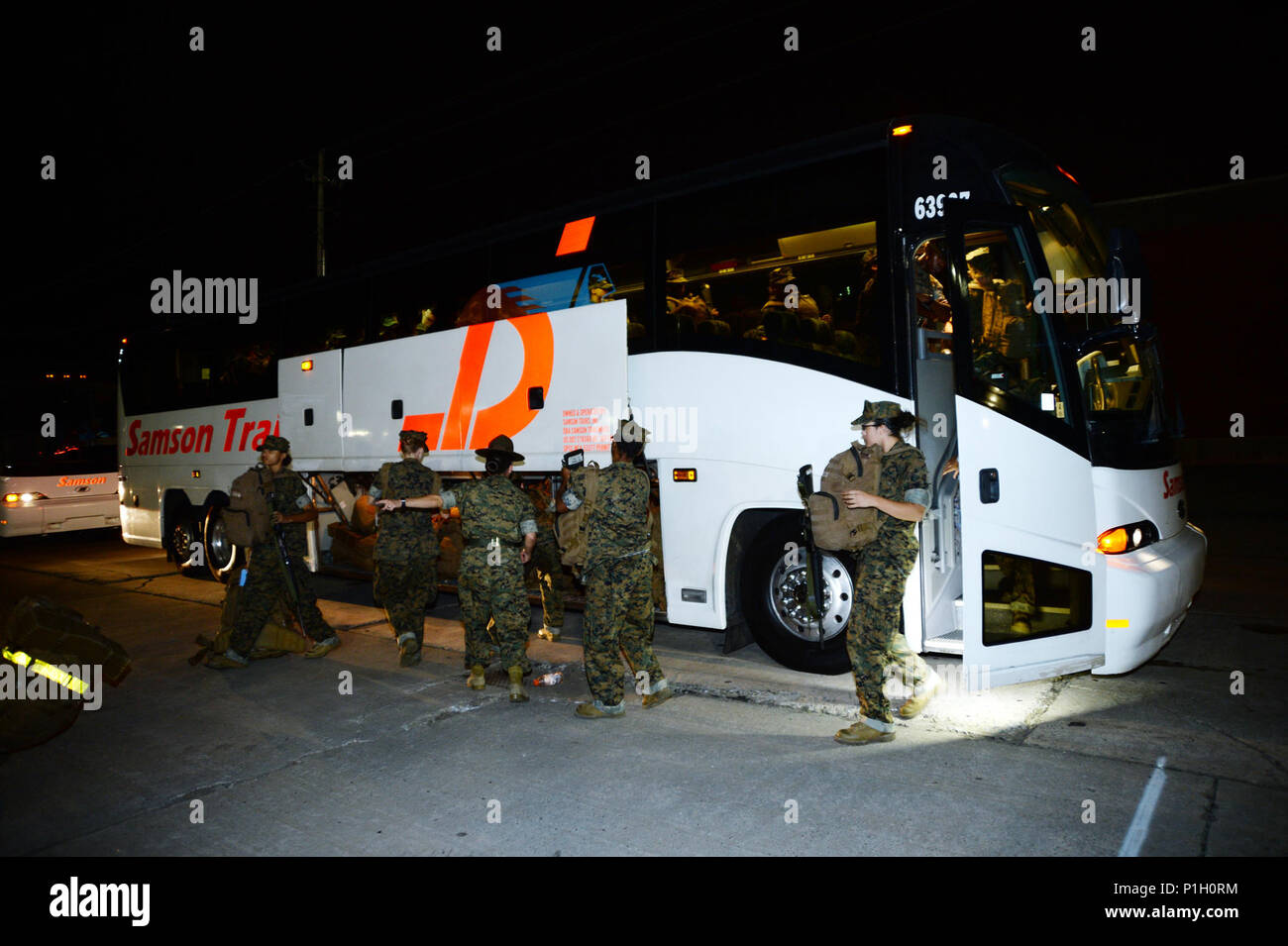 Marine weiblichen Rekruten sind die ersten der mehr als 6.000 Rekruten aus Marine Corps Recruit Depot Parris Island, S.C., Okt. 5-6 zu kommen, da sie schwere Unwetter vom Hurrikan Matthew vermeiden. Stockfoto