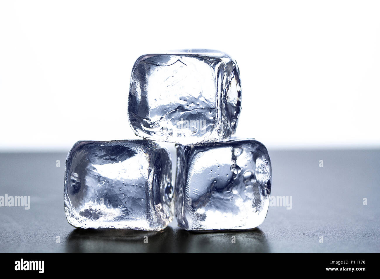 Farbenfrohe Cocktails im Glas Becher mit Eis Stockfoto