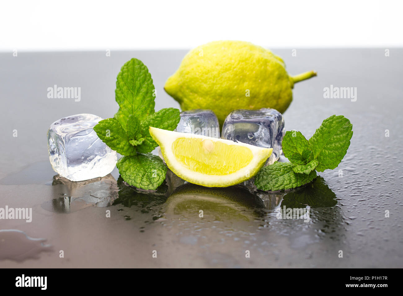Farbenfrohe Cocktails im Glas Becher mit Eis Stockfoto